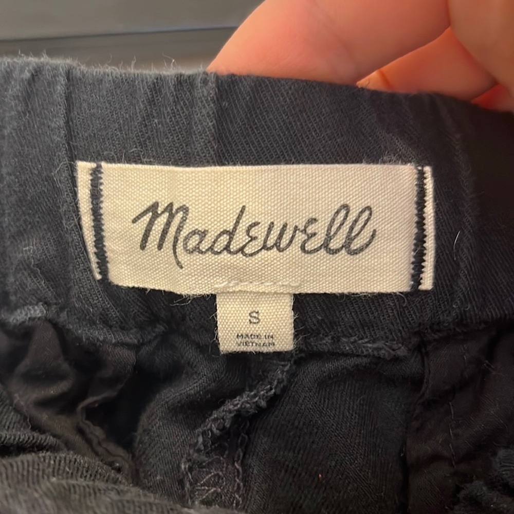 Black pull on Madewell shorts with pockets size small